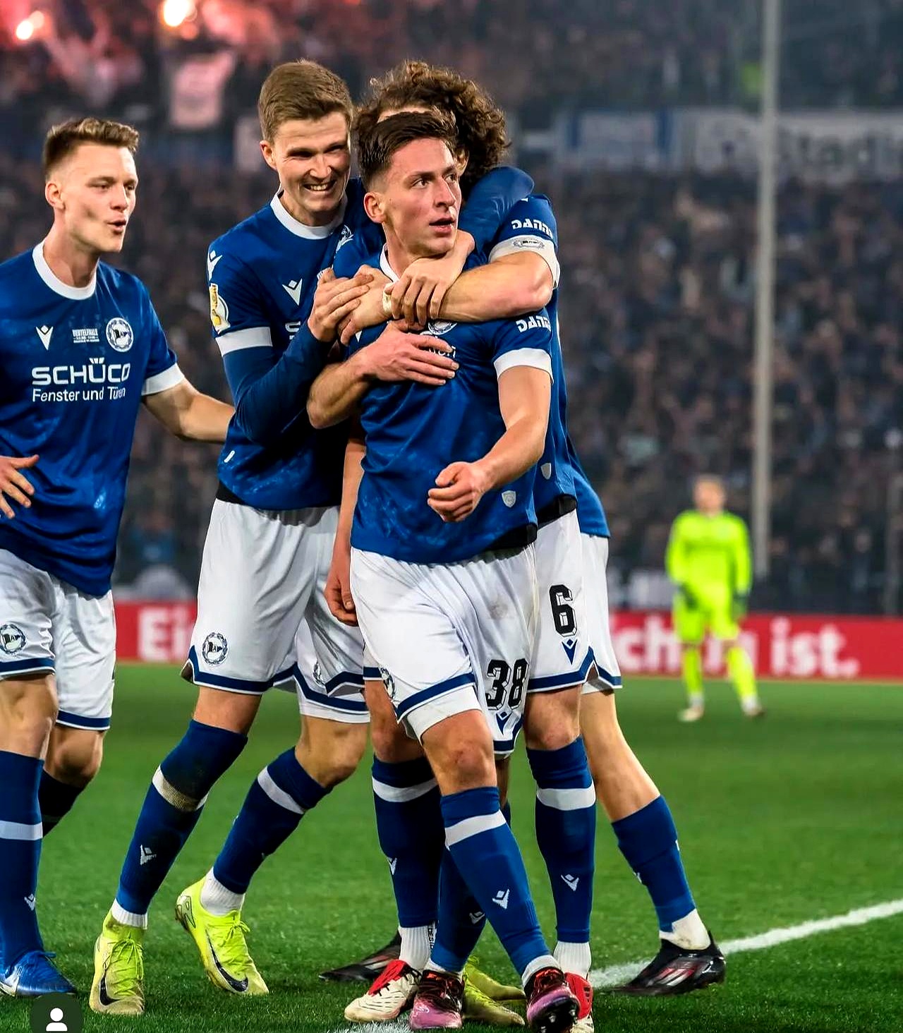 包含勒沃库森客场失利，球队面临关键时刻的词条