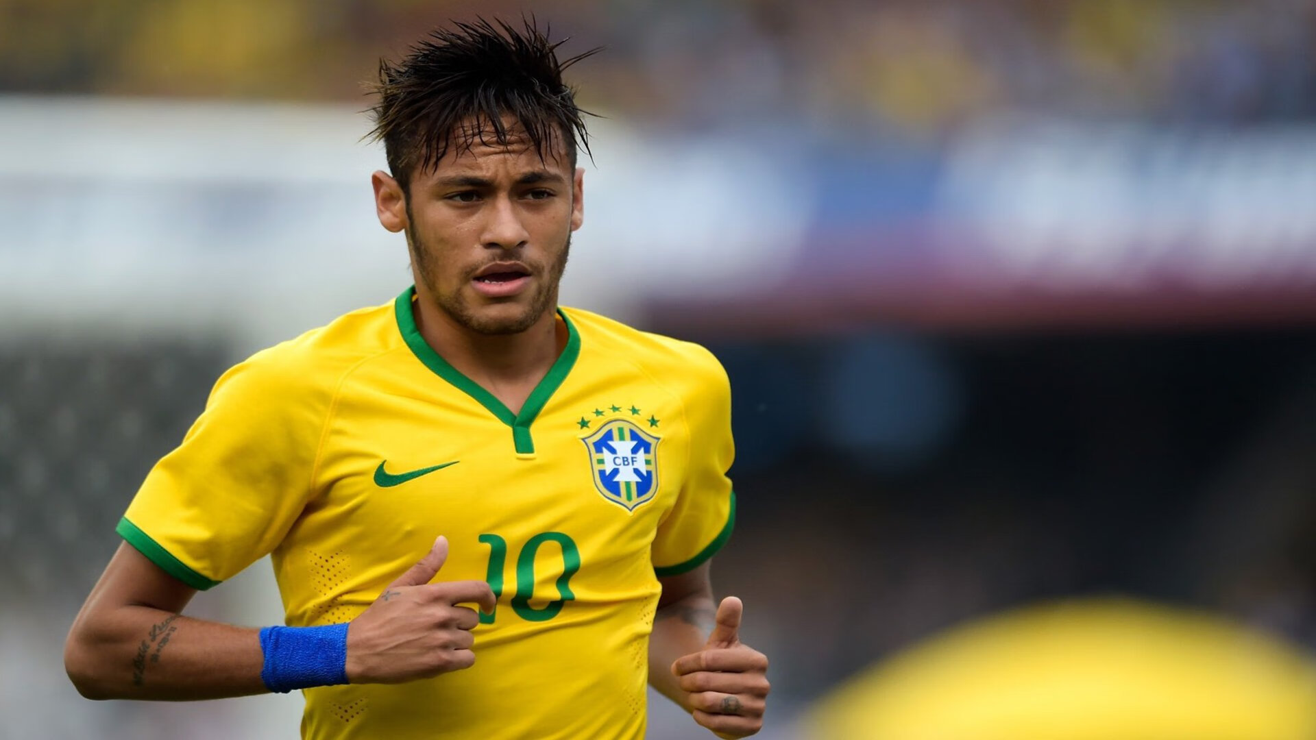 引擎轰鸣与球场回响，F1揭幕战之夜与詹姆斯的双重奏