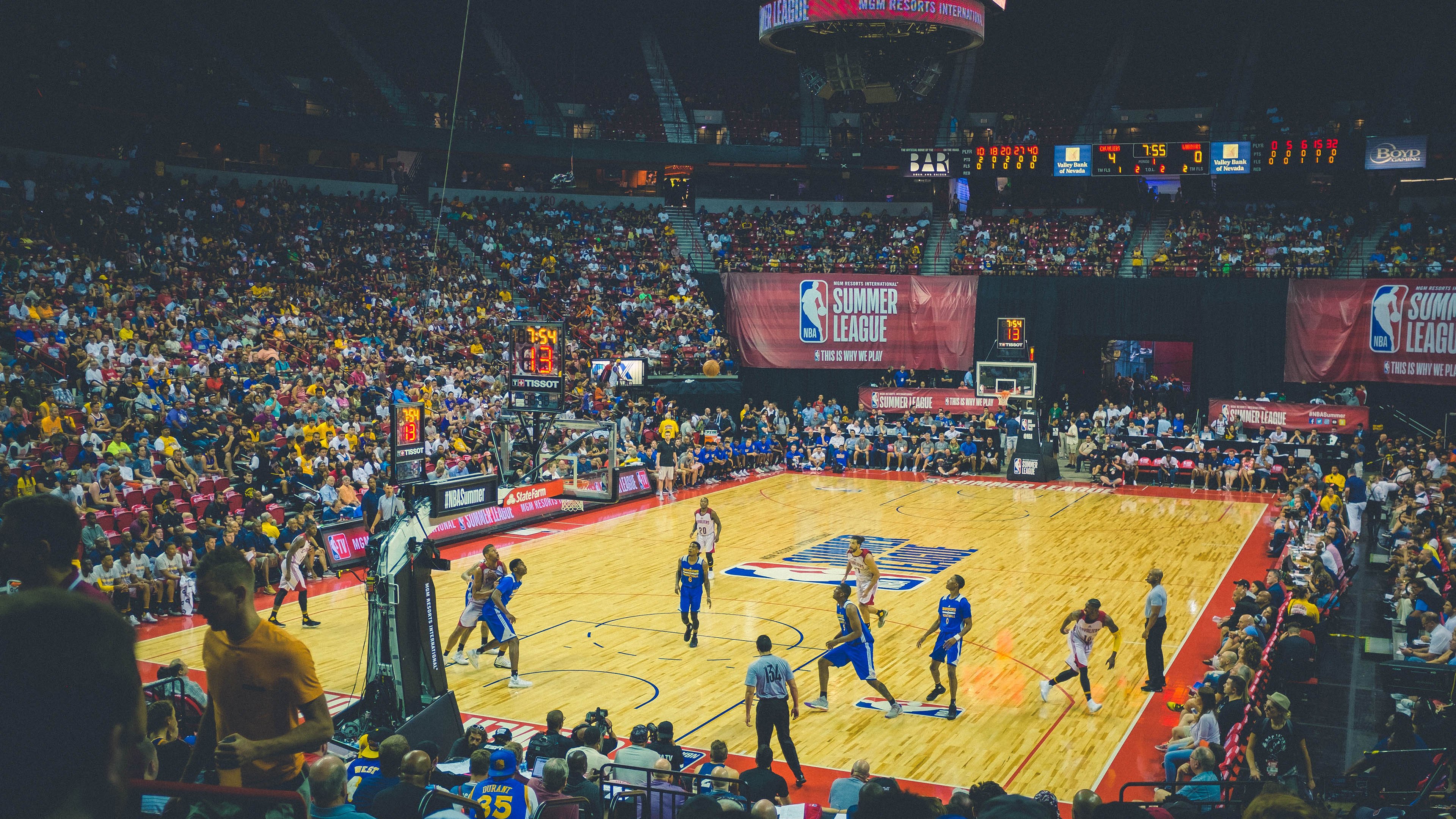 辽宁队完胜太阳，库里惊艳四座，一场跨越时空的篮球盛宴