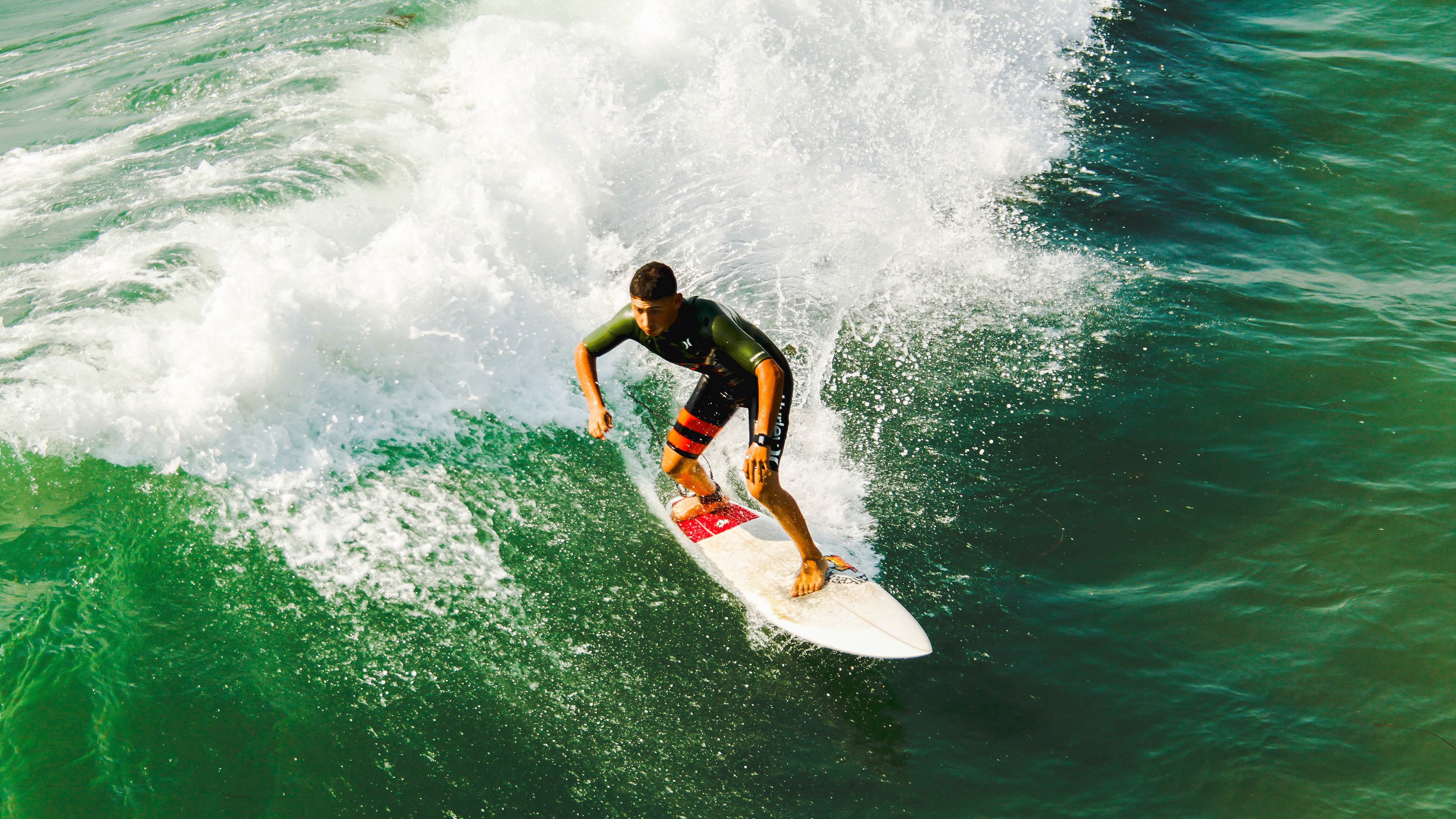 红牛风暴与阿隆索传奇，F1赛道上，两种唯一的交响