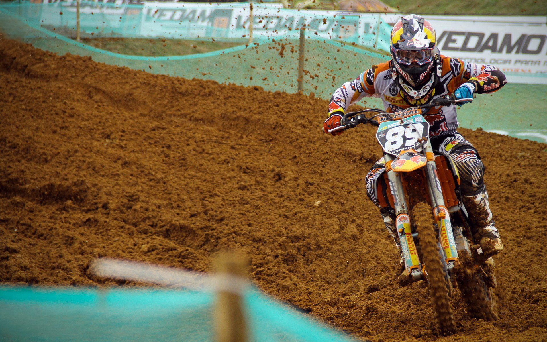 红牛二队横扫法拉利，拉塞尔扛起全队，书写F1唯一传奇